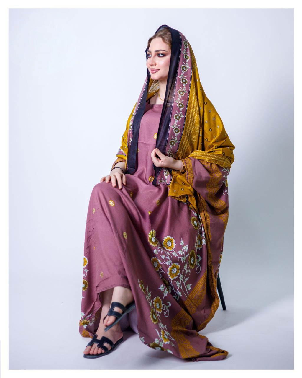 ثوب بلون وردي مصنوع من القطن بتصميم جميل مطبوع بشيلة متناسقة ومخيطة على الطراز الظفاري