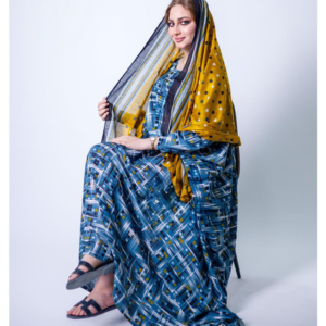 ثوب بلون أزرق سماوي مصنوع من القطن بتصميم جميل مطبوع عليه شيلة مطابقة مخيطة على طراز ظفاري