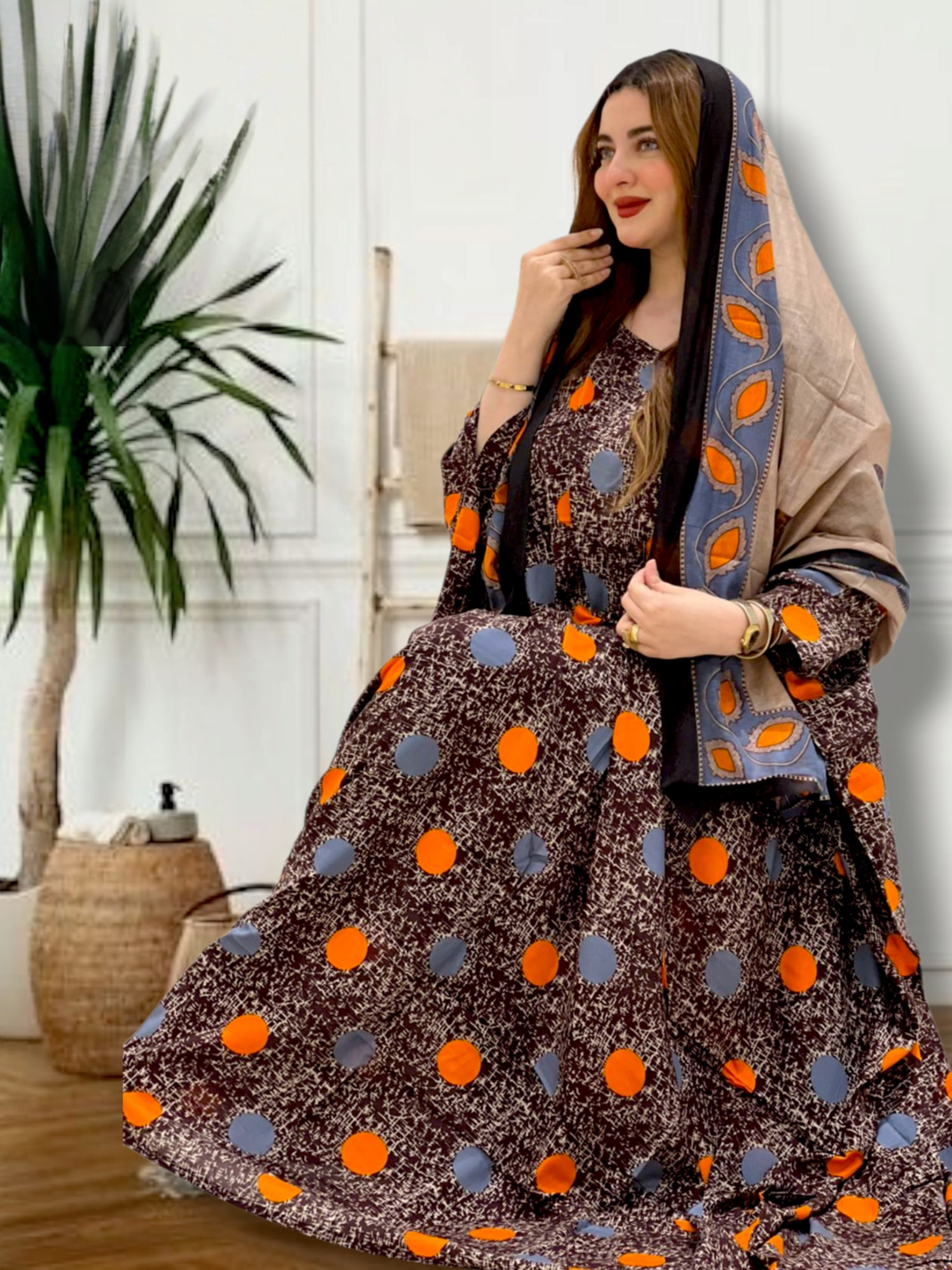 ثوب بلون ماهرون مصنوع من القطن بتصميم بولكا جميل مطبوع مع شيلة مطابقة مخيطة على طراز ظفاري