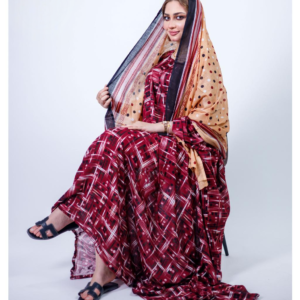 ثوب بلون أحمر مصنوع من القطن بتصميم جميل مطبوع عليه شيلة مطابقة مخيطة على طراز ظفاري