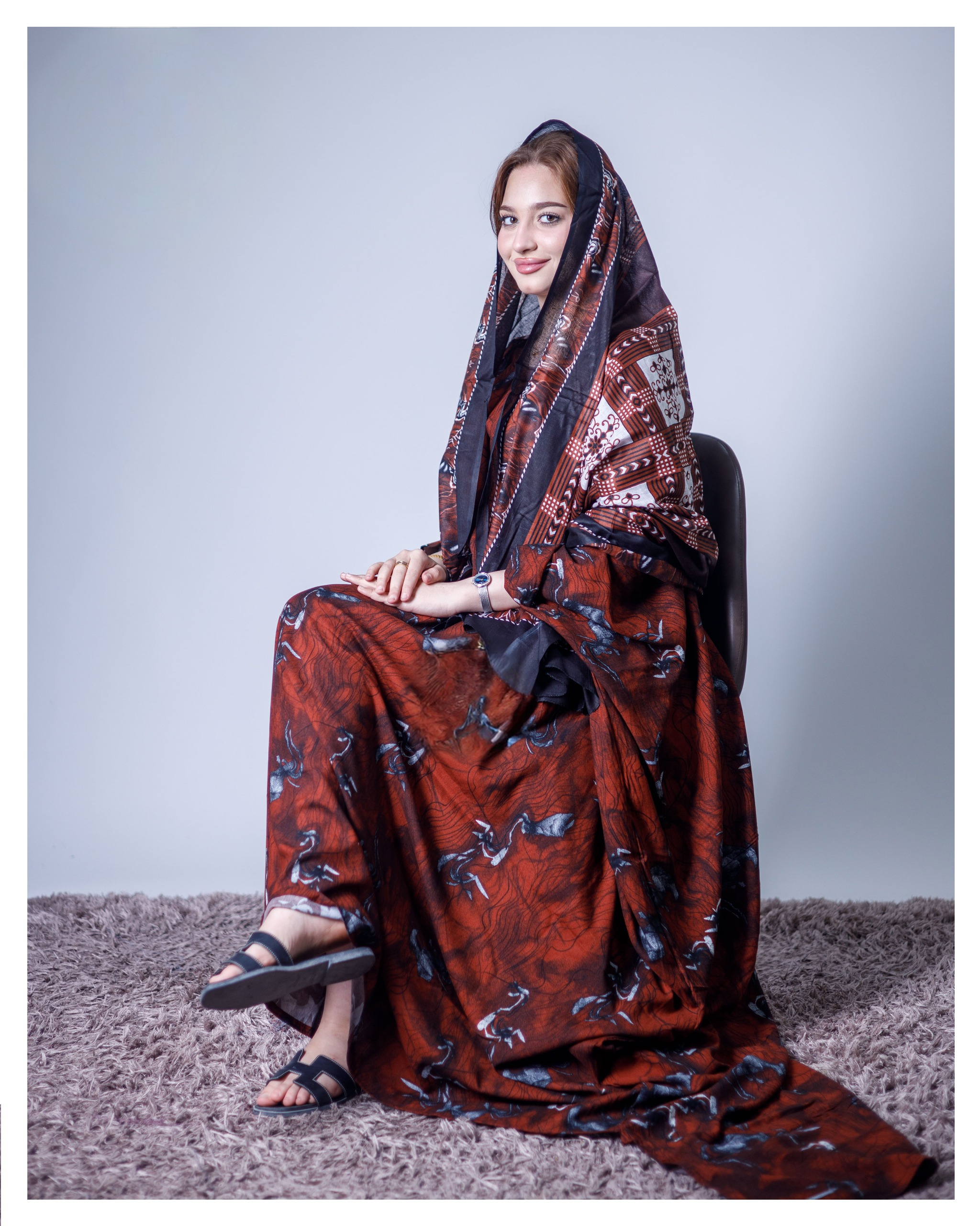 ثوب أحمر اللون مصنوع من القطن بتصميم جميل مطبوع عليه شيلة مطابقة مخيطة على الطراز الظفاري