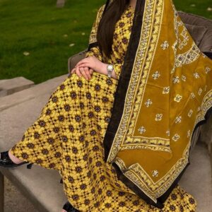 ثوب أصفر اللون مصنوع من القطن بتصميم جميل مطبوع عليه شيلة متناسقة مخيطة على الطراز الظفاري