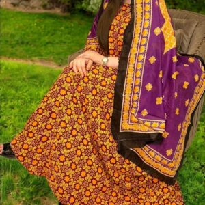 ثوب متعدد الألوان مصنوع من القطن بتصميم جميل مطبوع عليه شيلة متناسقة مخيطة على الطراز الظفاري