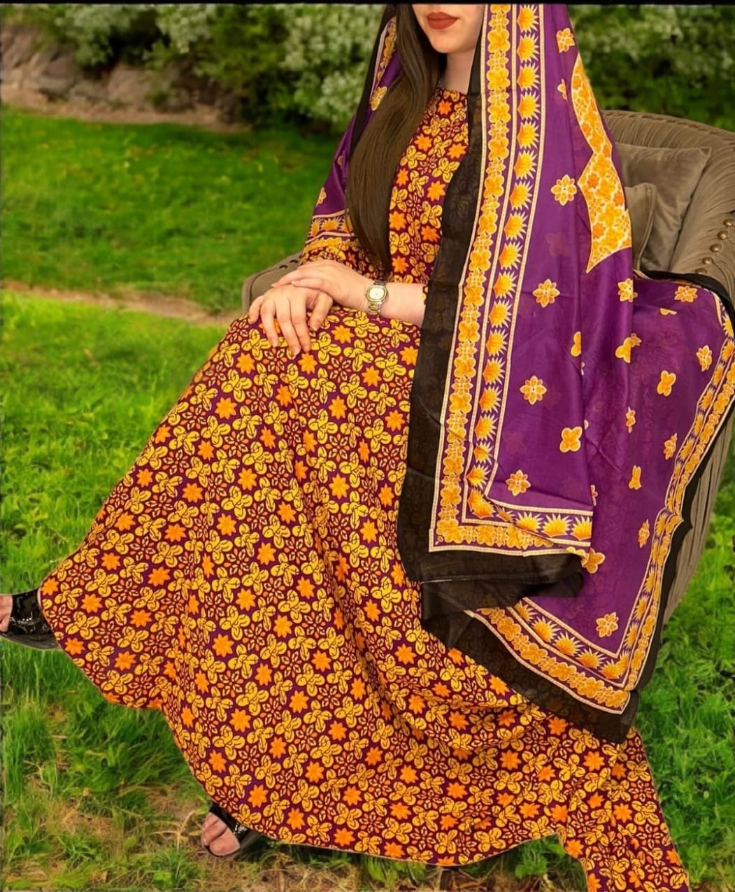 ثوب متعدد الألوان مصنوع من القطن بتصميم جميل مطبوع عليه شيلة متناسقة مخيطة على الطراز الظفاري