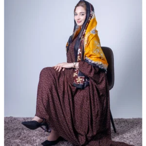 ثوب التوت اللون مصنوع من القطن بنقشة بولكا مطبوعة مع شيلة مطابقة مخيطة على الطراز الظفاري