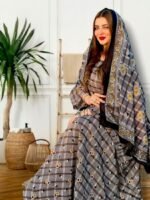 ثوب رمادي اللون مصنوع من القطن بتصميم جميل مطبوع عليه شيلة متناسقة مخيطة على الطراز الظفاري