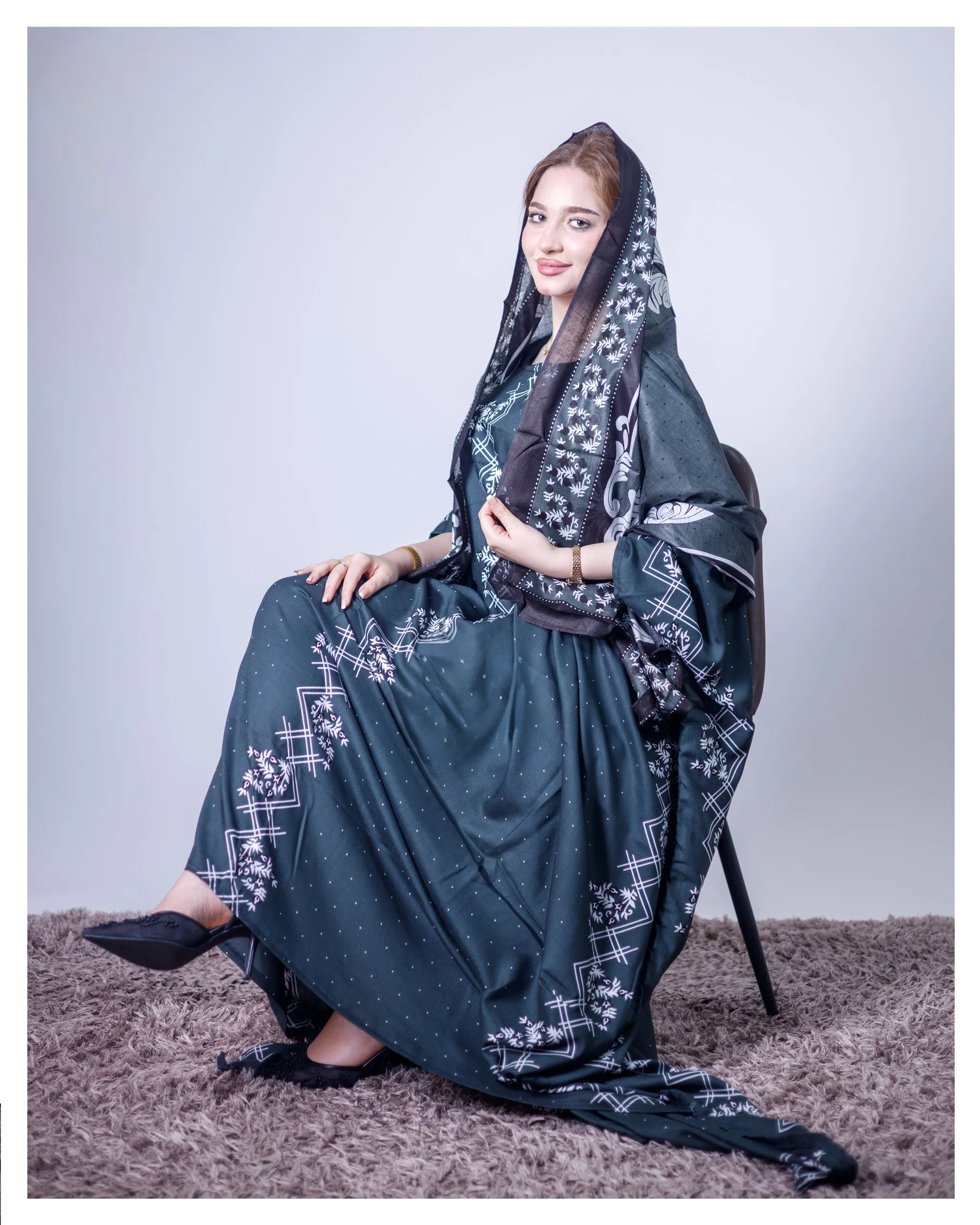 ثوب أخضر اللون مصنوع من القطن بتصميم جميل مطبوع عليه شيلة متناسقة مخيطة على الطراز الظفاري