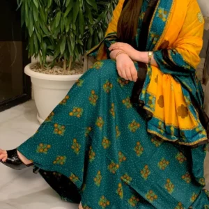 ثوب أخضر اللون مصنوع من القطن بتصميم جميل مطبوع عليه شيلة متناسقة مخيطة على الطراز الظفاري