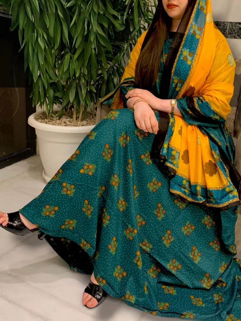 ثوب أخضر اللون مصنوع من القطن بتصميم جميل مطبوع عليه شيلة متناسقة مخيطة على الطراز الظفاري