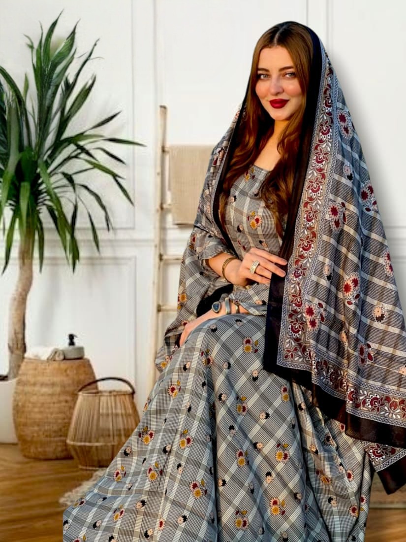 ثوب رمادي اللون مصنوع من القطن بتصميم جميل مطبوع عليه شيلة متناسقة مخيطة على الطراز الظفاري