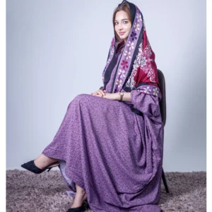 ثوب أرجواني اللون مصنوع من القطن بنقشة بولكا مطبوعة مع شيلة مطابقة مخيطة على الطراز الظفاري