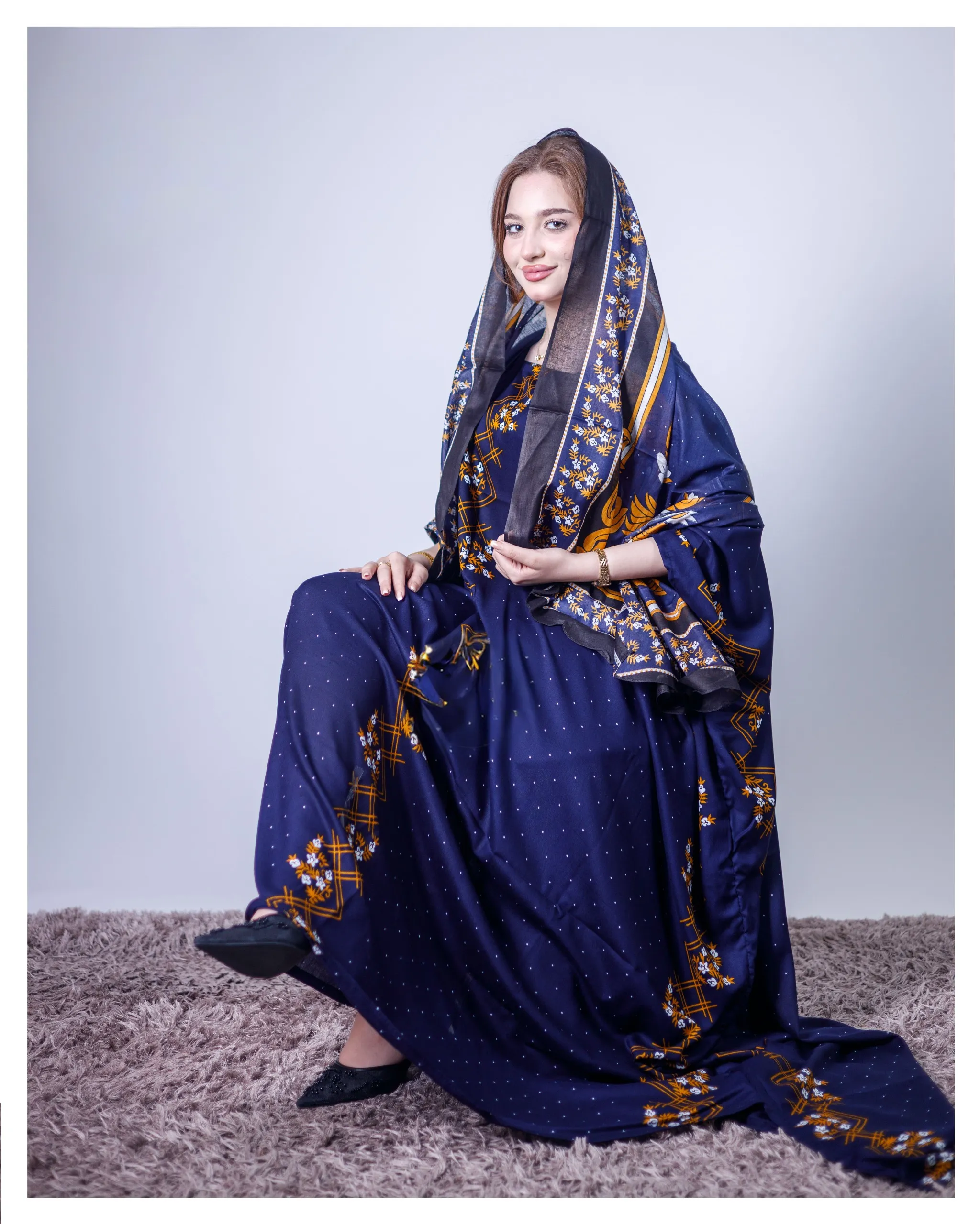 ثوب أزرق اللون مصنوع من القطن بتصميم جميل مطبوع عليه شيلة متناسقة مخيطة على الطراز الظفاري