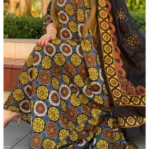 ثوب متعدد الألوان مصنوع من القطن بتصميم جميل مطبوع بشيلة متناسقة ومخيطة على الطراز الظفاري