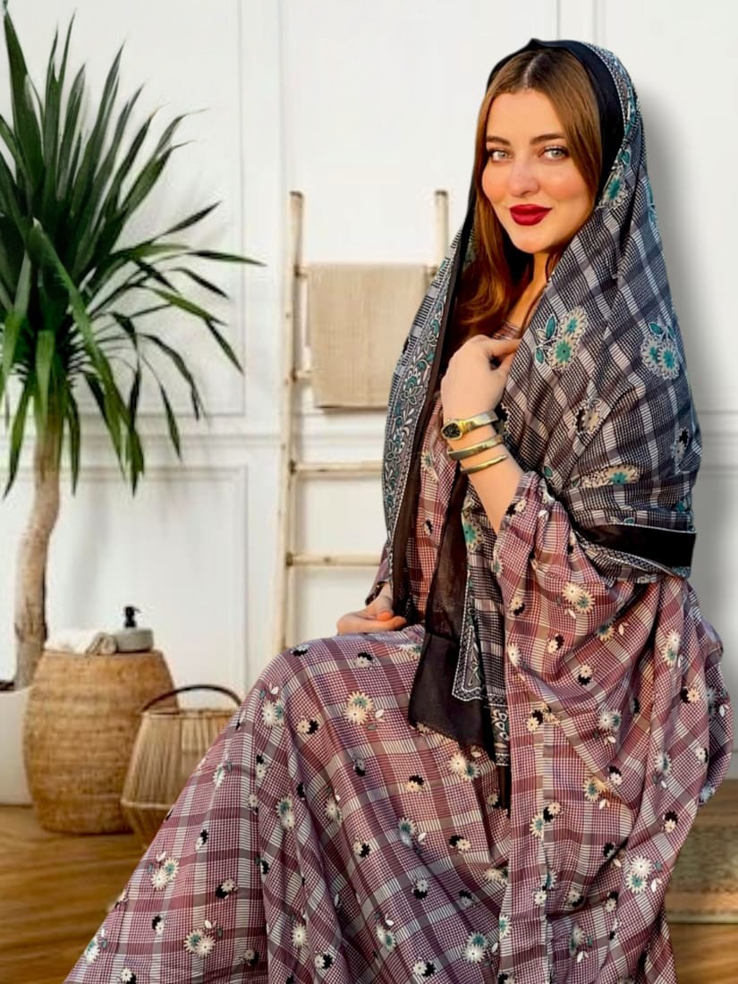 ثوب وردي اللون مصنوع من القطن بتصميم جميل مطبوع عليه شيلة متناسقة مخيطة على الطراز الظفاري