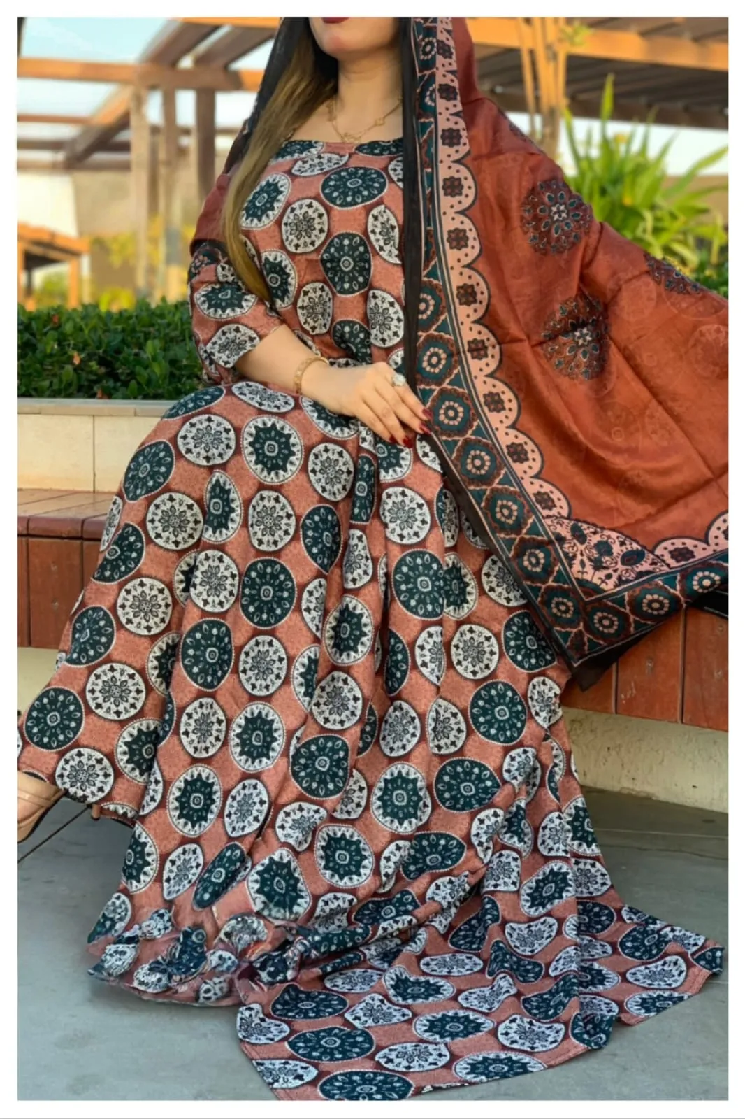 ثوب متعدد الألوان مصنوع من القطن بتصميم جميل مطبوع بشيلة متناسقة ومخيطة على الطراز الظفاري