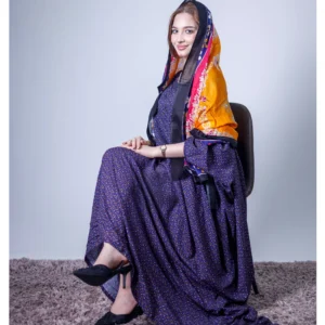 ثوب أزرق اللون مصنوع من القطن بنقشة بولكا مطبوعة مع شيلة مطابقة مخيطة على الطراز الظفاري