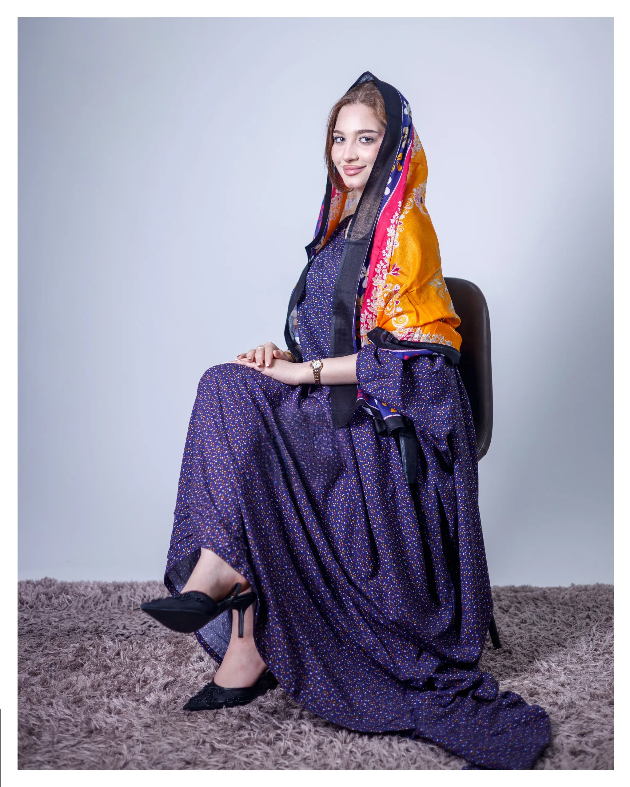 ثوب أزرق اللون مصنوع من القطن بنقشة بولكا مطبوعة مع شيلة مطابقة مخيطة على الطراز الظفاري