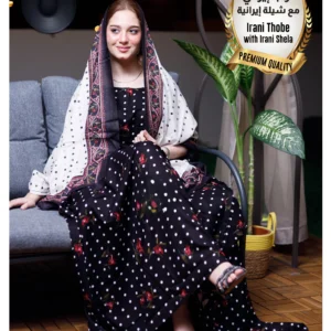 ثوب إيراني أسود اللون مصنوع من القطن مزين بنقشة البولكا والزهور ومطرز بشيلة متناسقة ومخيطة على الطراز الظفاري