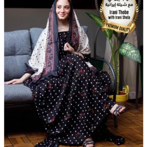 ثوب إيراني أسود اللون مصنوع من القطن مزين بنقشة البولكا والزهور ومطرز بشيلة متناسقة ومخيطة على الطراز الظفاري