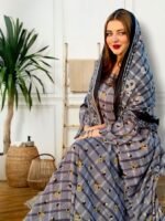 ثوب رمادي اللون مصنوع من القطن بتصميم جميل مطبوع عليه شيلة متناسقة مخيطة على الطراز الظفاري