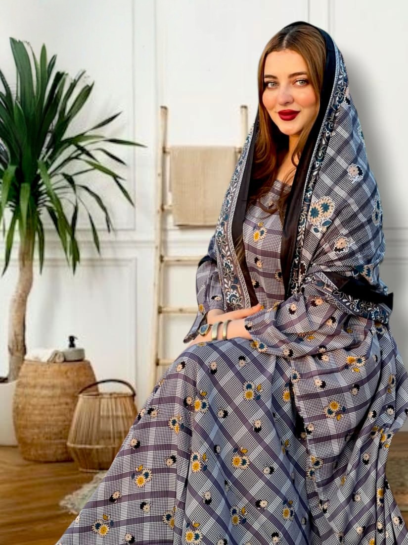 ثوب رمادي اللون مصنوع من القطن بتصميم جميل مطبوع عليه شيلة متناسقة مخيطة على الطراز الظفاري