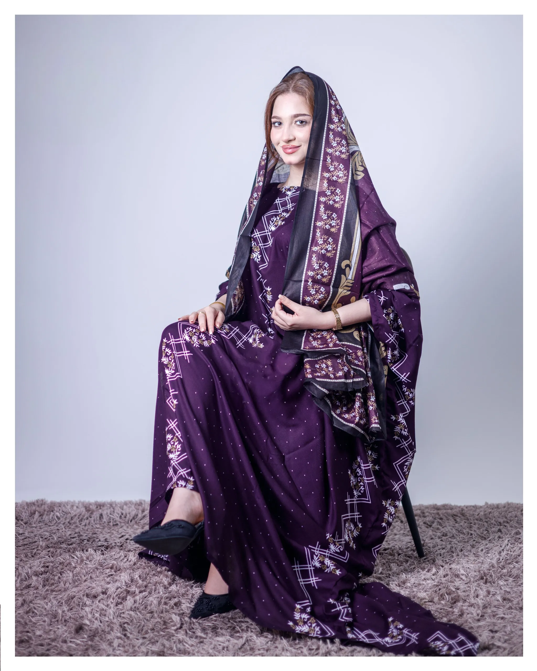 ثوب أرجواني اللون مصنوع من القطن بتصميم جميل مطبوع عليه شيلة متناسقة مخيطة على الطراز الظفاري