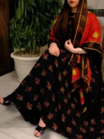 ثوب أسود اللون مصنوع من القطن بتصميم جميل مطبوع عليه شيلة متناسقة مخيطة على الطراز الظفاري