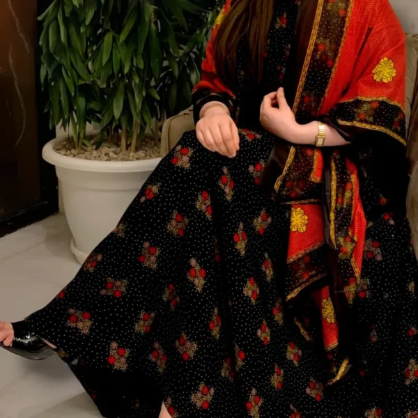 ثوب أسود اللون مصنوع من القطن بتصميم جميل مطبوع عليه شيلة متناسقة مخيطة على الطراز الظفاري