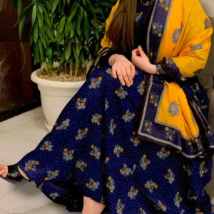 ثوب أزرق اللون مصنوع من القطن بتصميم جميل مطبوع عليه شيلة متناسقة مخيطة على الطراز الظفاري