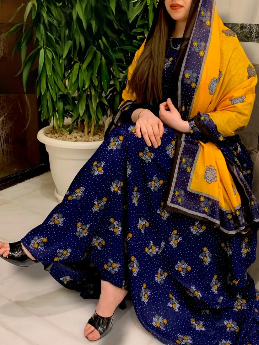 ثوب أزرق اللون مصنوع من القطن بتصميم جميل مطبوع عليه شيلة متناسقة مخيطة على الطراز الظفاري