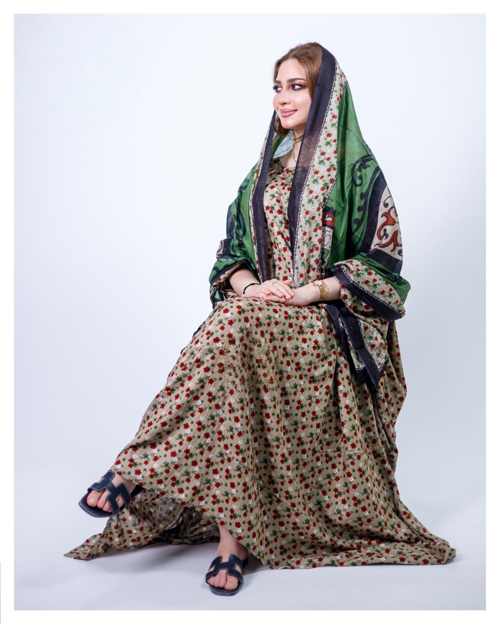 ثوب البيج اللون مصنوع من القطن بتصميم جميل مطبوع عليه شيلة متناسقة مخيطة على الطراز الظفاري