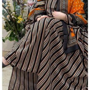 ثوب أبيض وأسود اللون مصنوع من القطن بتصميم جميل مطبوع عليه شيلة مطابقة مخيطة على الطراز الظفاري