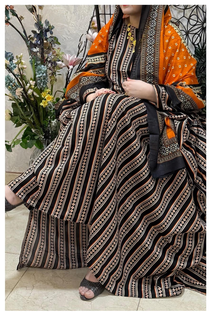 ثوب أبيض وأسود اللون مصنوع من القطن بتصميم جميل مطبوع عليه شيلة مطابقة مخيطة على الطراز الظفاري