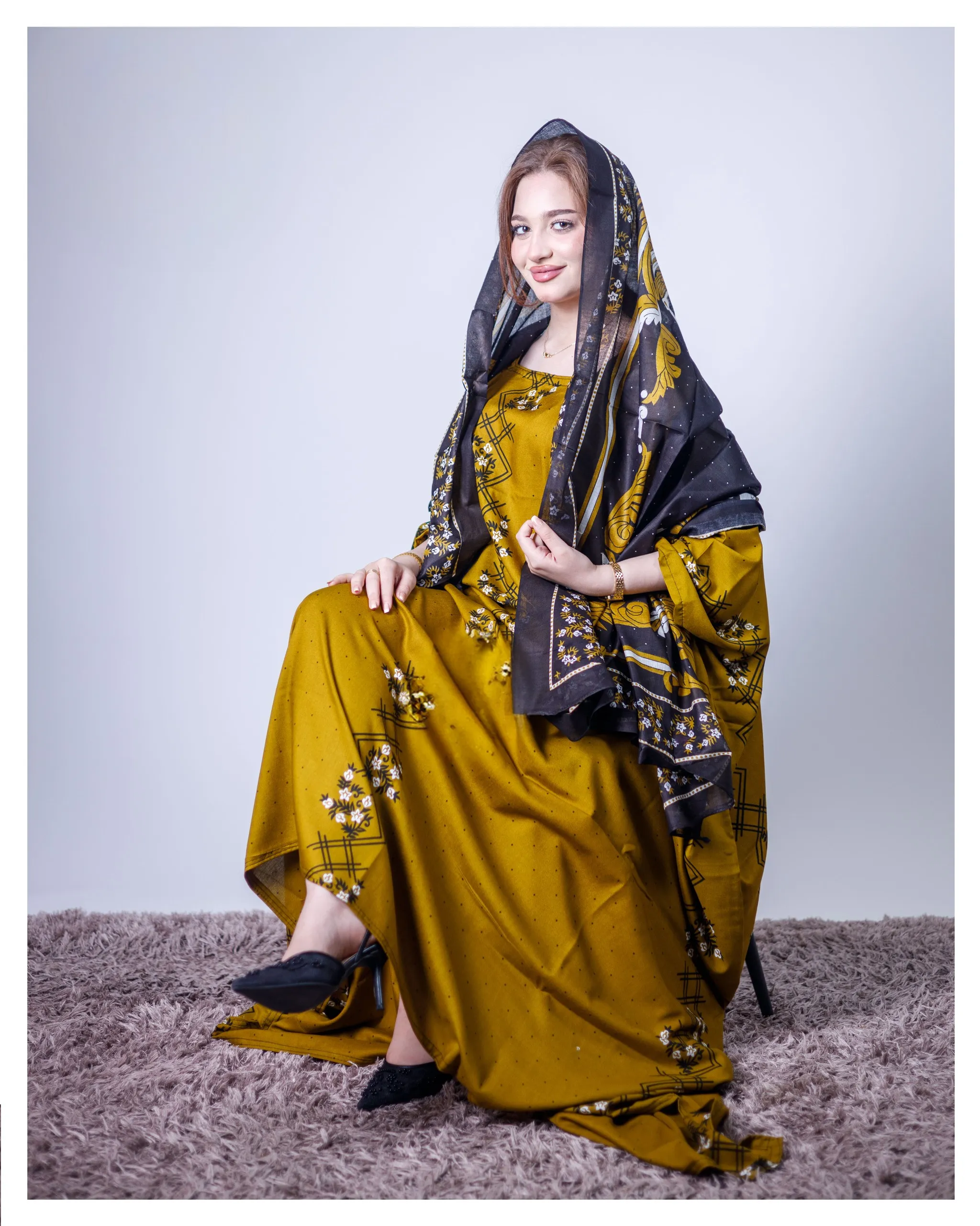 ثوب بلون الخردل مصنوع من القطن بتصميم جميل مطبوع بشيلة متناسقة ومخيطة على الطراز الظفاري