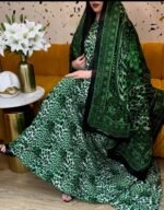 ثوب أخضر اللون مصنوع من القطن بتصميم جميل مطبوع بشيلة متناسقة ومخيطة على الطراز الظفاري