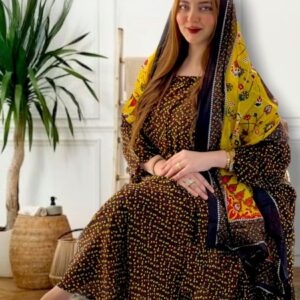 ثوب متعدد الألوان مصنوع من القطن مع تصميم زهور جميل مطبوع مع شيلة مطابقة مخيطة على طراز ظفاري