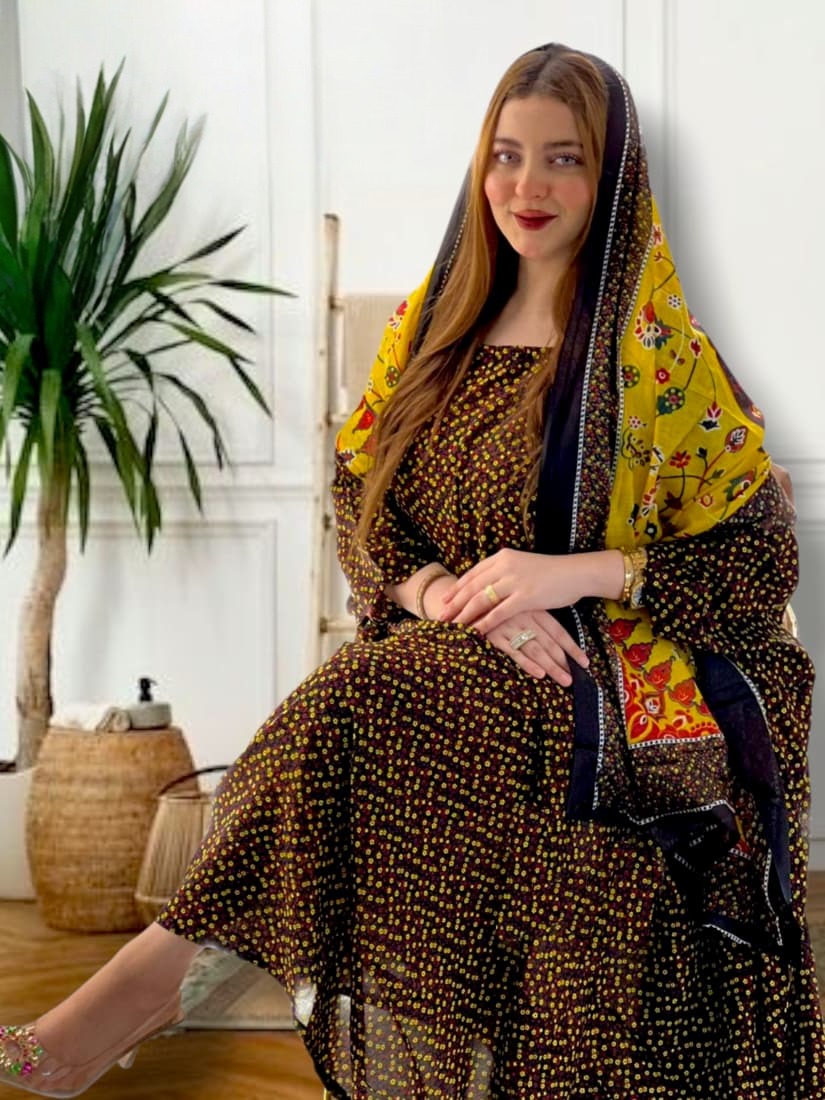 ثوب متعدد الألوان مصنوع من القطن مع تصميم زهور جميل مطبوع مع شيلة مطابقة مخيطة على طراز ظفاري