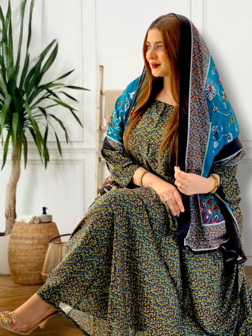 ثوب متعدد الألوان مصنوع من القطن مع تصميم زهور جميل مطبوع مع شيلة مطابقة مخيطة على طراز ظفاري