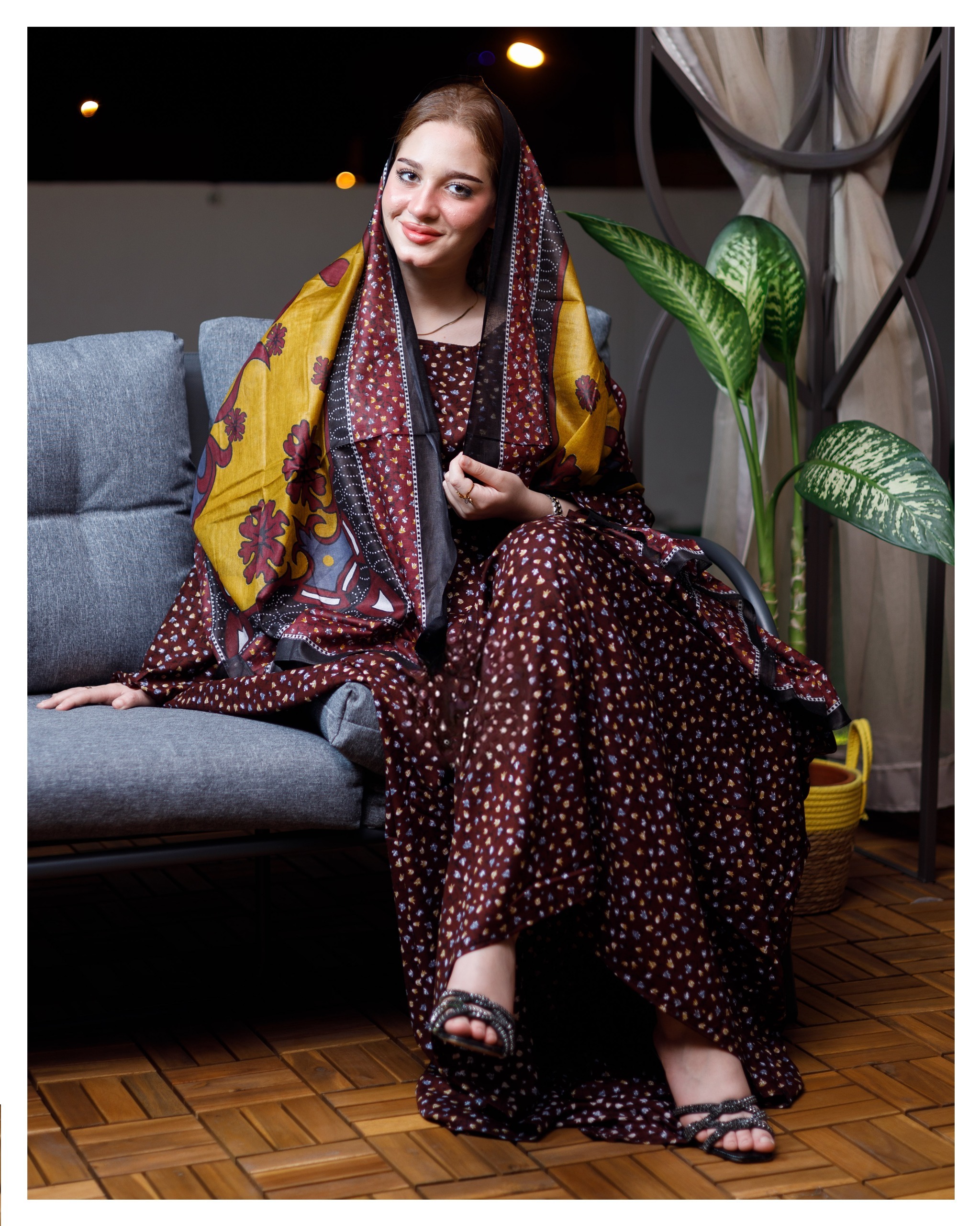 ثوب بني اللون مصنوع من القطن مع تصميم زهور جميل مطبوع ومزين بشيلة متناسقة مخيطة على الطراز الظفاري