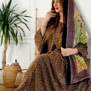 ثوب متعدد الألوان مصنوع من القطن مع تصميم زهور جميل مطبوع مع شيلة مطابقة مخيطة على طراز ظفاري