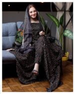 ثوب أسود اللون مصنوع من القطن مع تصميم زهور جميل مطبوع ومزين بشيلة متناسقة مخيطة على الطراز الظفاري