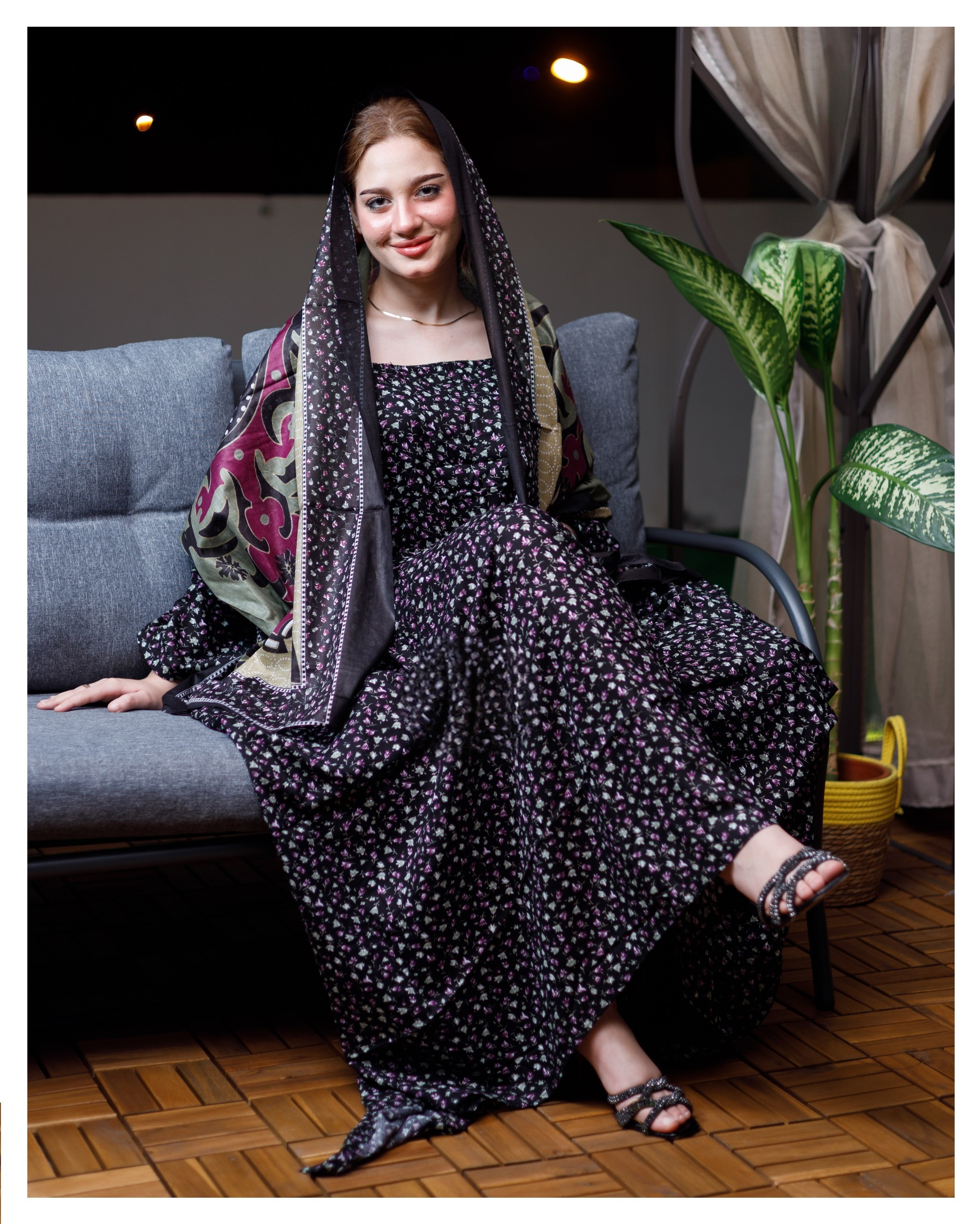 ثوب أسود اللون مصنوع من القطن مع تصميم زهور جميل مطبوع ومزين بشيلة متناسقة مخيطة على الطراز الظفاري