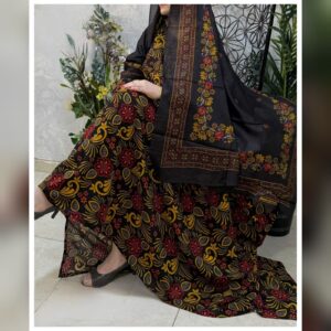 ثوب أسود اللون مصنوع من القطن مع تصميم زهور جميل مطبوع ومزين بشيلة متناسقة مخيطة على الطراز الظفاري