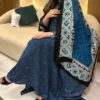 ثوب أزرق اللون مصنوع من القطن بتصميم جميل مطبوع بشيلة متناسقة ومخيطة على الطراز الظفاري