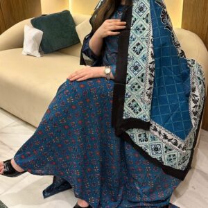 ثوب أزرق اللون مصنوع من القطن بتصميم جميل مطبوع بشيلة متناسقة ومخيطة على الطراز الظفاري