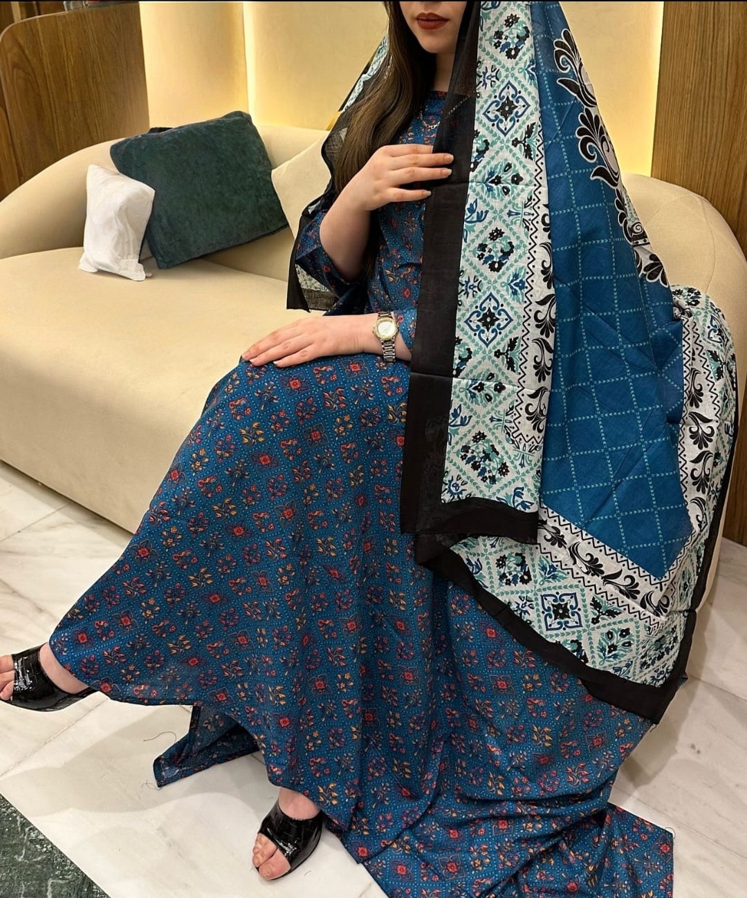 ثوب أزرق اللون مصنوع من القطن بتصميم جميل مطبوع بشيلة متناسقة ومخيطة على الطراز الظفاري