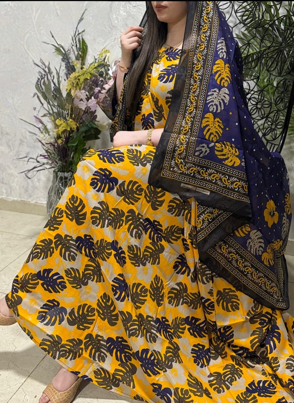 ثوب بلون أصفر مصنوع من القطن بتصميم جميل مع شيلة مطابقة مخيطة على الطراز الظفاري