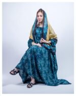 ثوب بلون أزرق بحري مصنوع من القطن بتصميم جميل مع شيلة مطابقة مخيطة على الطراز الظفاري