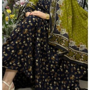 ثوب أسود اللون مصنوع من القطن الكويتي مع تصميم زهور جميل مطبوع مع شيلة مطابقة مخيطة على طراز ظفاري