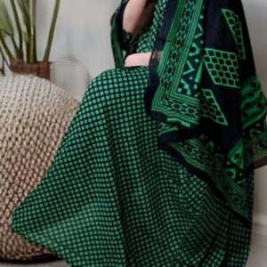 ثوب الأخضراللون مصنوع من القطن بتصميم جميل مطبوع بشيلة متناسقة ومخيطة على الطراز الظفاري